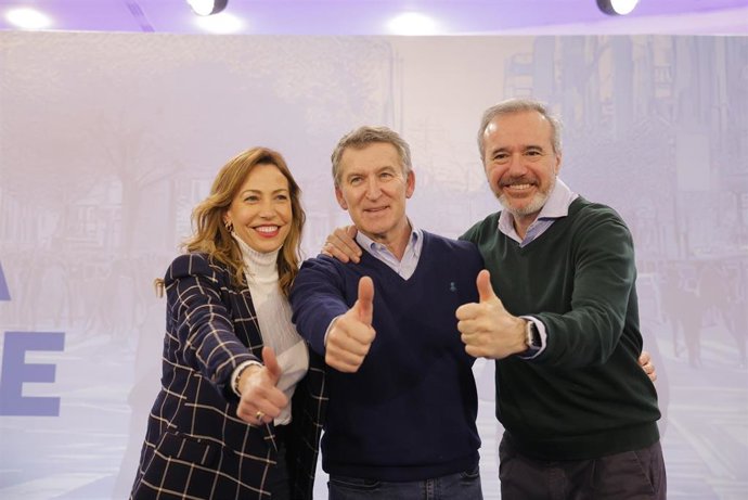 Natalia Chueca, Alberto Núñez Feijóo y Jorge Azcón, este domingo en el acto del Foro Grandes Ciudades organizado por el PP en Zaragoza.
