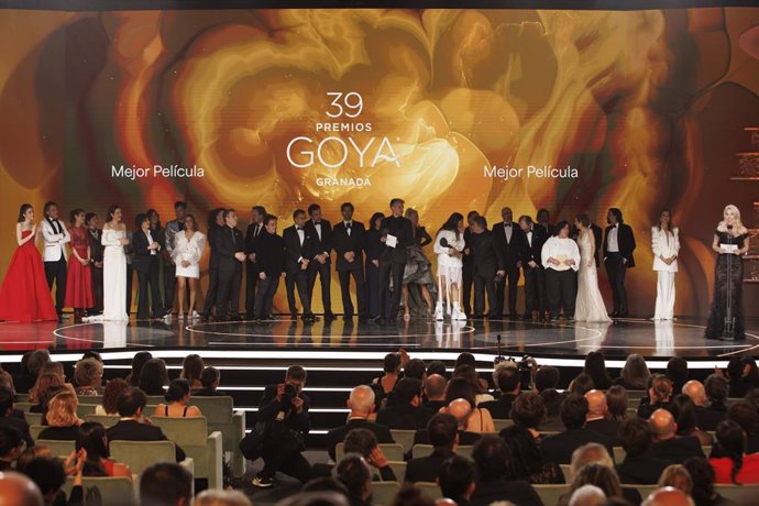 Los equipos de 'La inflitrada' y 'El 47' tras conocerce el Goya ex aequo a Mejor Película en la 39º edición de los Premios Goya, en el Palacio de Exposiciones y Congresos de Granada, a 8 de febrero de 2025, en Granada, Andalucía (España). 