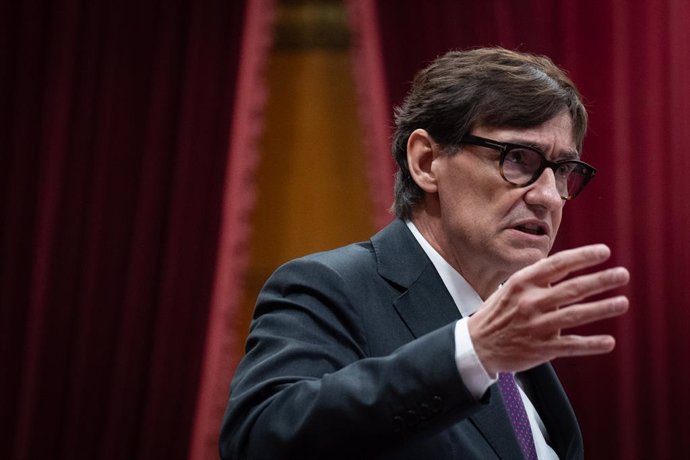 El presidente de la Generalitat, Salvador Illa, interviene durante un pleno en el Parlament de Cataluña, a 18 de diciembre de 2024, en Madrid (España).