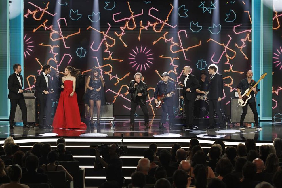 Los cantantes Amaral y Miguel Ríos cantan durante la gala de entrega de la 39 edición de los Premios Goya, en el Palacio de Exposiciones y Congresos de Granada, a 8 de febrero de 2025, en Granada, Andalucía (España).