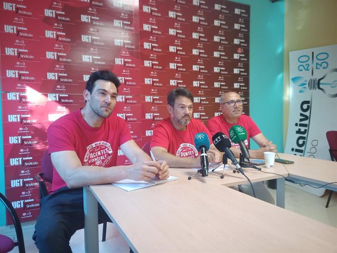 Archivo - El secretario provincial de Enseñanza en UGT Servicios Públicos de Córdoba, Juan Carlos Varo (centro)