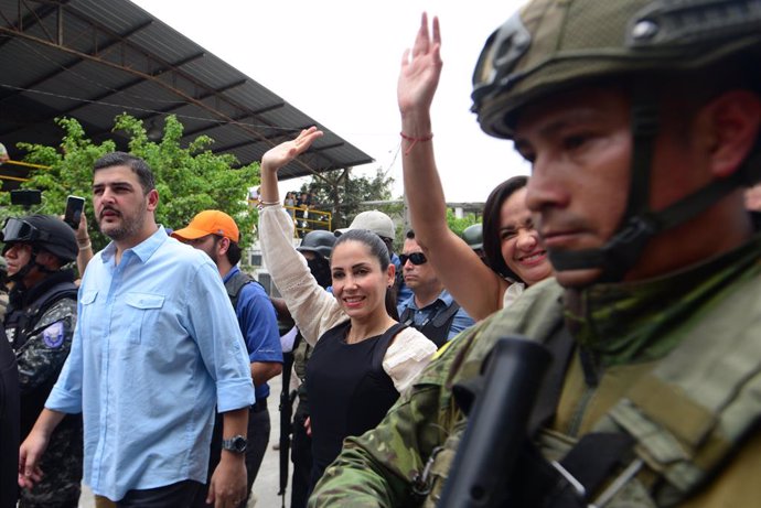 Archivo - October 15, 2023, Guayaquil, Ecuador: (INT) Ecuador Presidential candidate Luisa Gonzalez is seen voting during Runoff. October 15, 2023, Guayaquil, Ecuador: Ecuador Presidential candidate,  Luisa Gonzalez, is seen voting during Runoff, accompan