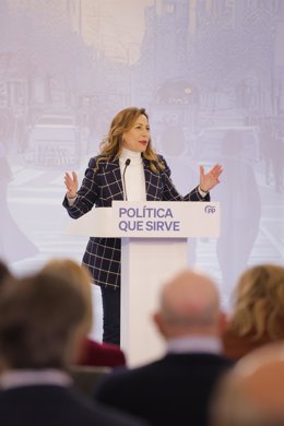 La alcaldesa de Zaragoza, Natalia Chueca, durante su intervención en el Foro Grandes Ciudades organizado por el PP en Zaragoza este domingo.