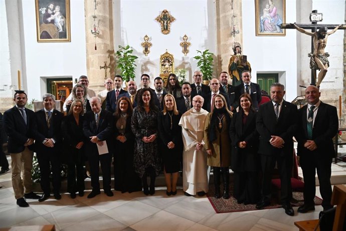 Foto de familia de la toma de posesión de la nueva Hermana Mayor de la Hermandad de Rosario del Mar.