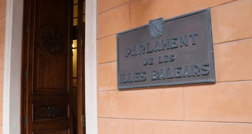 Archivo - Placa en la entrada del Parlament balear en la calle Palau Reial. Recurso.