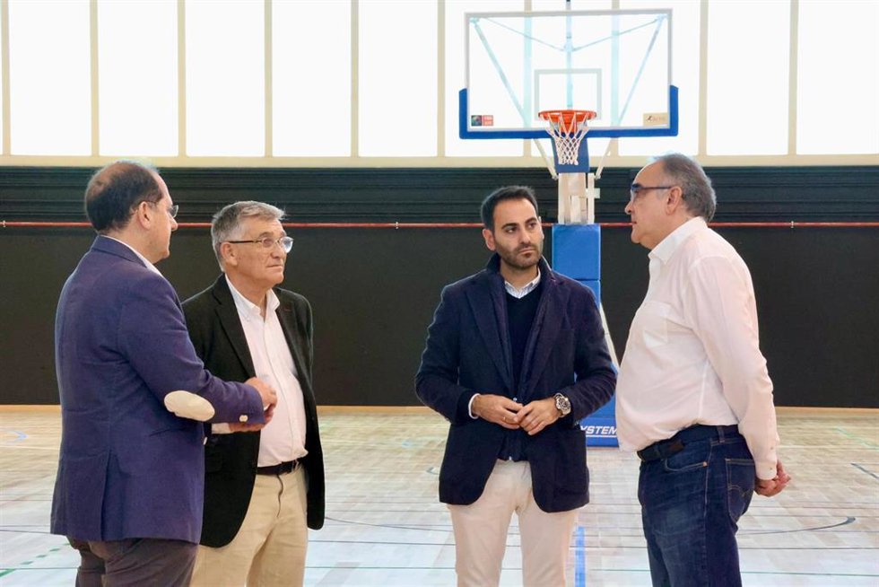 Archivo - Imagen de la visita del concejal de Deportes, Lisandro Vieytes, al nuevo pabellón San Pedro Alcántara en Marbella.