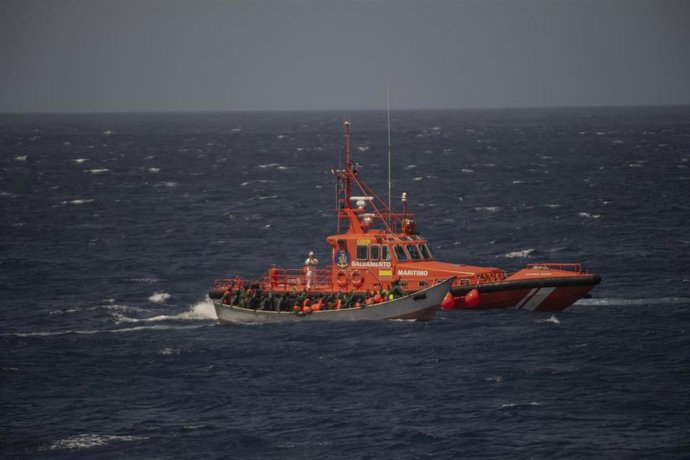 Archivo - La embarcación Salvamar Adhara de Salvamento Marítimo a su llegada al puerto de La Restinga, a 21 de agosto de 2024, en El Hierro, Canarias (España).