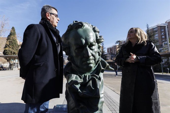 Archivo - La alcaldesa de Granada, Marifrán Carazo, durante la inauguración de las estatuas y la exposición fotográfica conmemorativa de los Premios Goya.