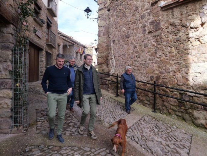 Capellán visita las obras de rehabilitación realizadas en las iglesias de Soto, Treguajantes y Ajamil