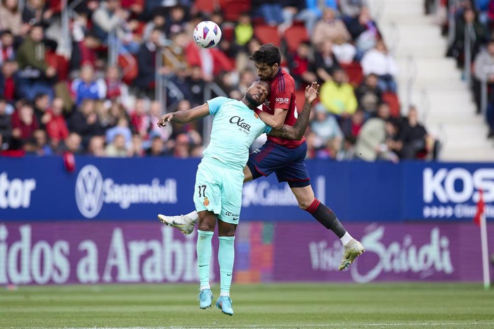 Archivo - Cyle Larin y Alejandro Catena en el Osasuna-RCD Mallorca de la pasada temporada en El Sadar