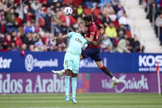 Archivo - Cyle Larin of RCD Mallorca competes for the ball with Alejandro Catena of CA Osasuna during the LaLiga EA Sports match between CA Osasuna and RCD Mallorca at El Sadar on May 14, 2024, in Pamplona, Spain.