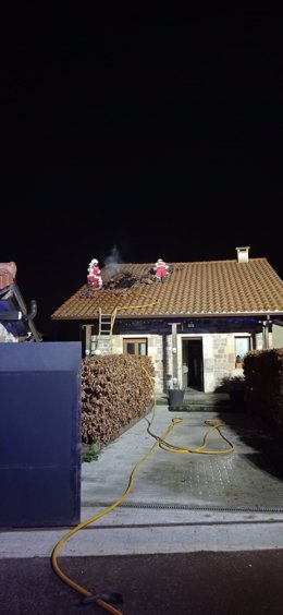 Bomberos sofocan un incendio en una chimenea de una vivienda de Cabezón de la Sal