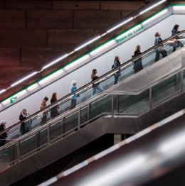 Viajeros en la estación de metro de Plaza de Cuba