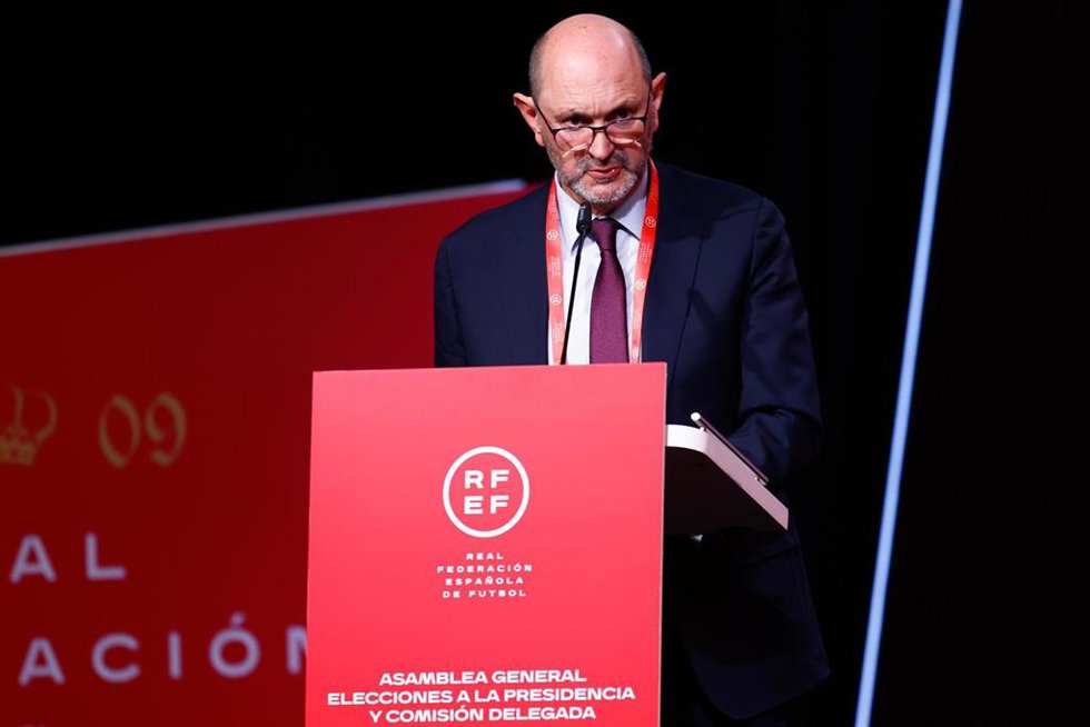 Archivo - Rafael Louzán se dirige a la Asamblea de la RFEF tras ser elegido su nuevo presidente