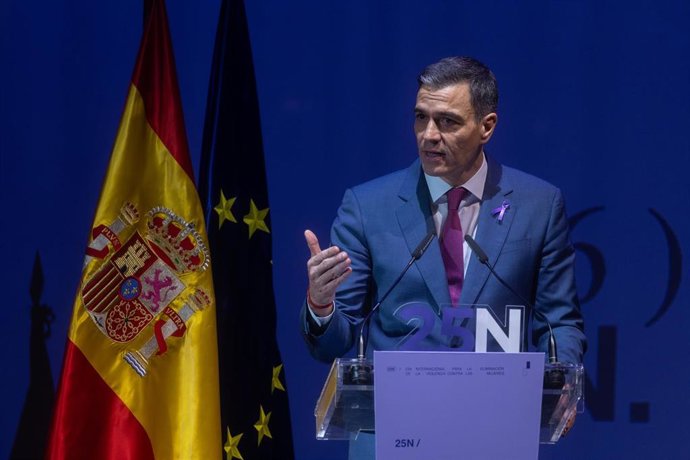 Archivo - El presidente del Gobierno, Pedro Sánchez, interviene durante un acto con motivo del Día Internacional para la Eliminación de la Violencia contra las Mujeres, en el Teatro Pavón, a 25 de noviembre de 2024, en Madrid (España).