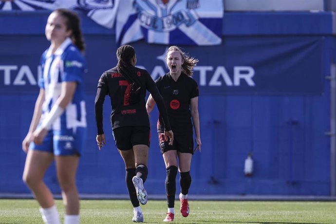 Caroline Graham Hansen celebra con Salma Paralluelo su gol ante el RCD Espanyol en la Liga F 2024-2025