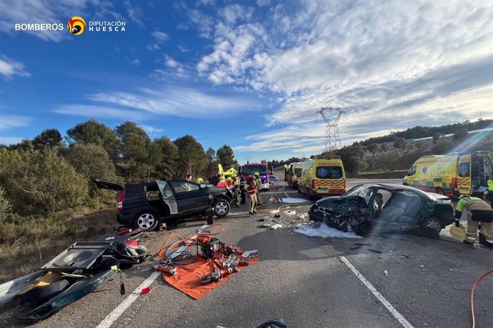 Kilómetro 15 de la A-138 en el que dos vehículos han chocado frontalmente. En el accidente se han visto involucrados tres pasajeros, dos de los cuales han tenido que ser excarcelados y uno de estos, además,  ha sido evacuado en un helicóptero del 112.