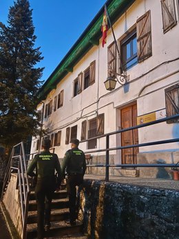 Dos agentes en el acceso al Puesto de la Guardia Civil de Seira (Huesca)