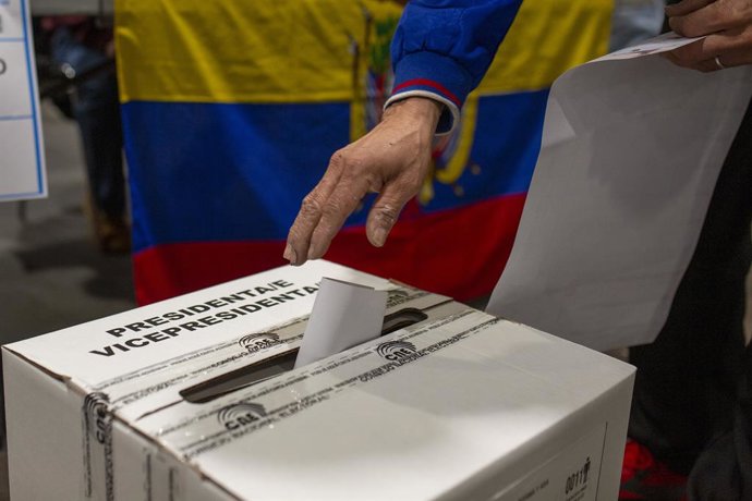 February 9, 2025, Madrid, Spain: An Ecuadorian citizen living in Madrid casts his ballot for the presidential election in Ecuador, during the Ecuadorian general elections at the IFEMA exhibition centre. In Madrid, more than 60,000 registered Ecuadorian vo