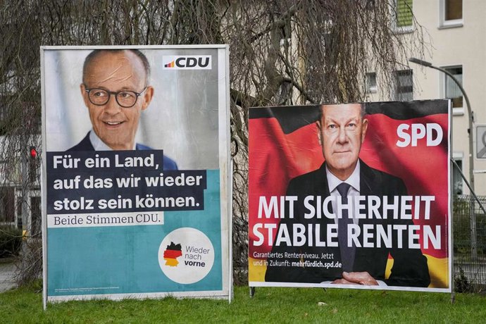 Cartel electoral de Friedrich Merz (CDU) y el canciller alemán, Olaf Scholz (SPD), en Dortmund, Alemania