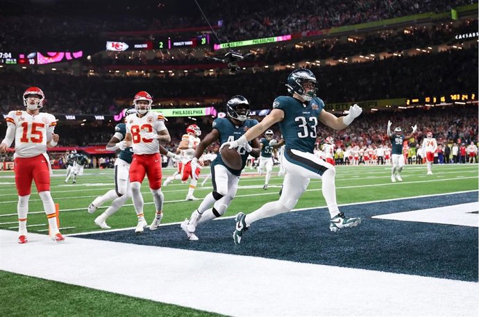 Cooper DeJean, de los Philadelphia Eagles, anota un touchdown ante los Kansas City Chiefs en la LIX Super Bowl