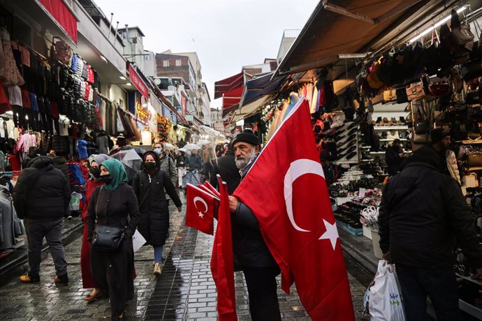 Archivo - 17 December 2021, Turkey, Istanbul: A man sells Turkish flags in Mahmutpasha Bazaar, one of the most known textile shopping centres in Istanbul. Photo: Hakan Akgun/SOPA Images via ZUMA Press Wire/dpa