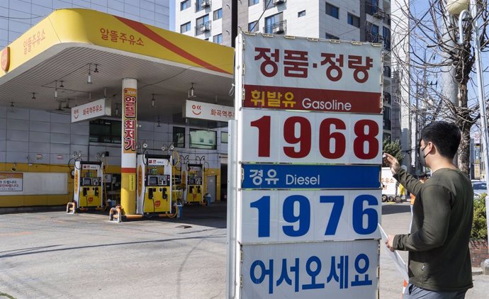 Archivo - SEOUL, May 27, 2022  -- Gasoline and diesel prices are displayed at a self-service gasoline station in Seoul, South Korea, May 27, 2022. Oil prices continued to rise in South Korea recently, with a liter of regular gasoline in Seoul costing 2080