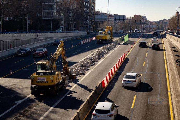 Obras en la A-5, a 15 de enero de 2025, en Madrid (España). La capacidad de la A-5 se ha reducido a la mitad desde este miércoles, 15 de enero, para iniciar el grueso de las obras del Paseo Verde del Suroeste, el soterramiento de la A-5, con unos trabajos