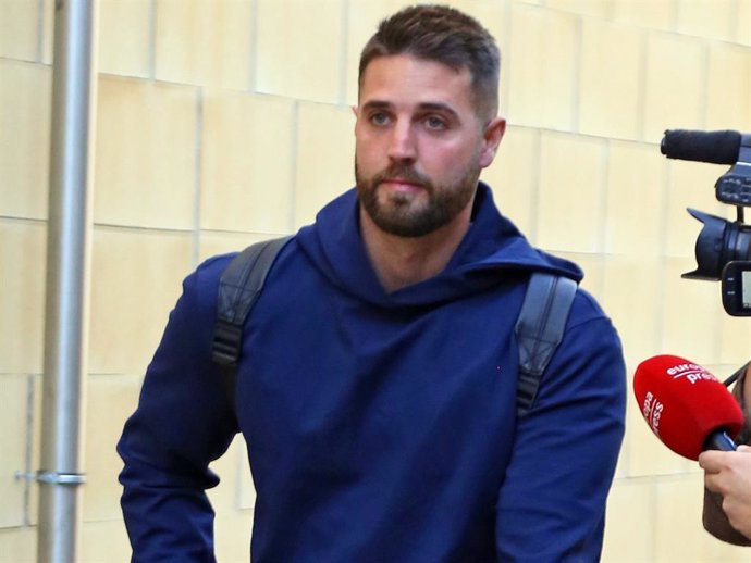 David Rodríguez  llega al aeropuerto de Sevilla procedente de Las Palmas de Gran Canarias
