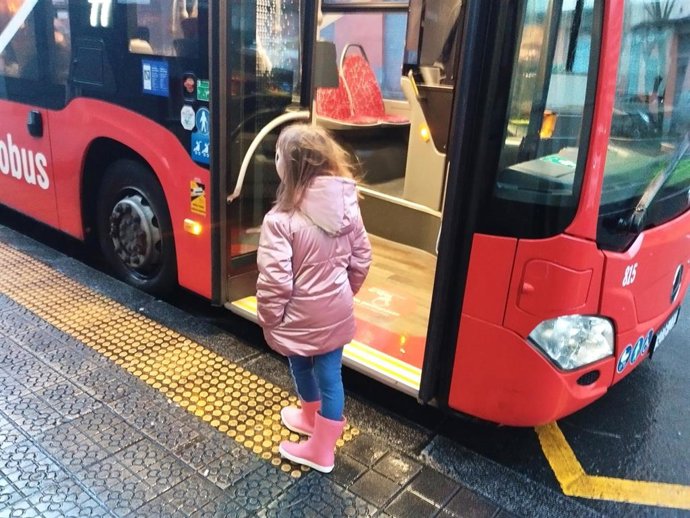 Una menor, a punto de subir a un autobús urbano