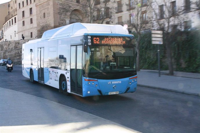 Archivo - Autobús urbano en Toledo.