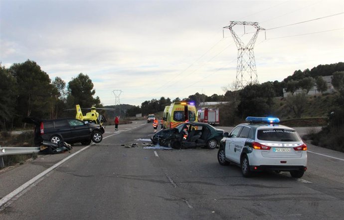Estado en el que han quedado los dos vehículos implicados en la colisión frontal ocurrida este domingo en la A-138, en el término municipal de Naval (Huesca).
