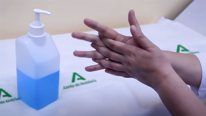 Personal sanitario realizando un lavado de manos, como imagen de recurso.