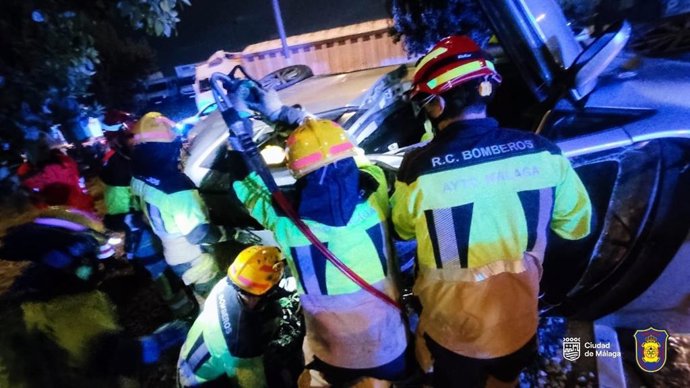 Efectivos de Bomberos y de Policía Local de Málaga han intervenido en un accidente de tráfico en Málaga