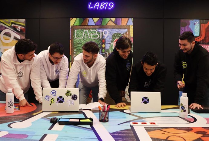 Imagen de los seis estudiantes con formación multidisciplinar que se incorporan a este programa pionero