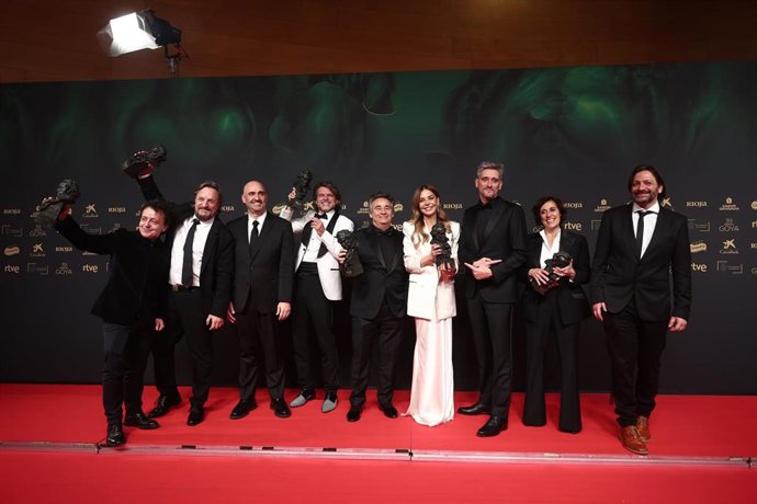 El equipo de 'El 47' posa tras recibir el Goya a Mejor película (ex aequo con 'La infiltrada'), en la 39º edición de los Premios Goya, en el Palacio de Exposiciones y Congresos de Granada 