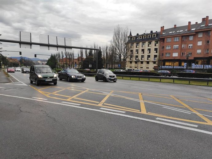 Archivo - Tráfico en la glorieta de la Cruz Roja en Oviedo.