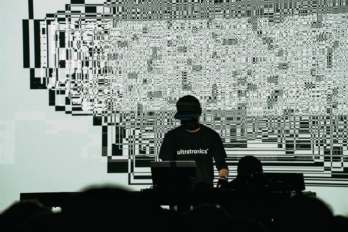 Ryoji Ikeda, compositor electrónico y artista visual japonés.