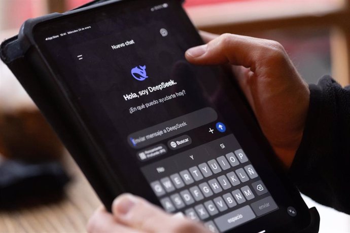 Una persona prueba el asistente DeepSeek, a 29 de enero de 2025, en Madrid (España). 