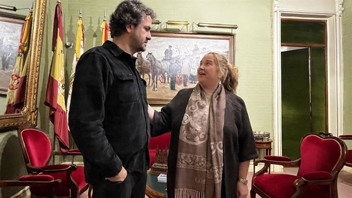 Diego Galaz, el 50 por ciento del Fetén Fetén, junto a la alcaldesa Cristina Ayala.