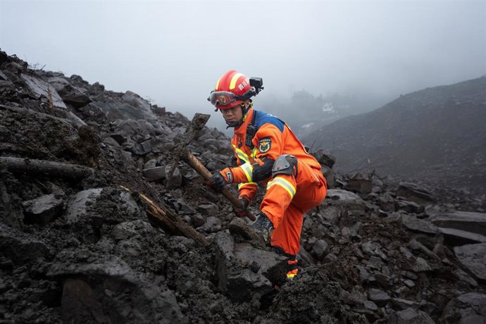 Imagen de archivo de un trabajador de los equipos de emergencias tras un corrimiento de tierra en sl sur de China.