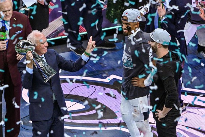 El dueño de los Philadelphia Eagles, Jeffrey Lurie, junto al 'quaterback' Jalen Hurts y el entrenador Nick Sirianni, celebran el triunfo en la Super Bowl LIX.