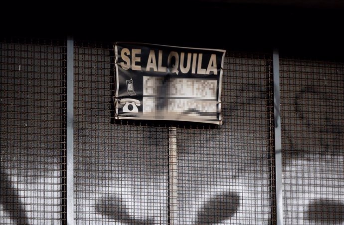 Archivo - Un cartel anuncia un alquiler, a 9 de enero de 2024, en Madrid (España).