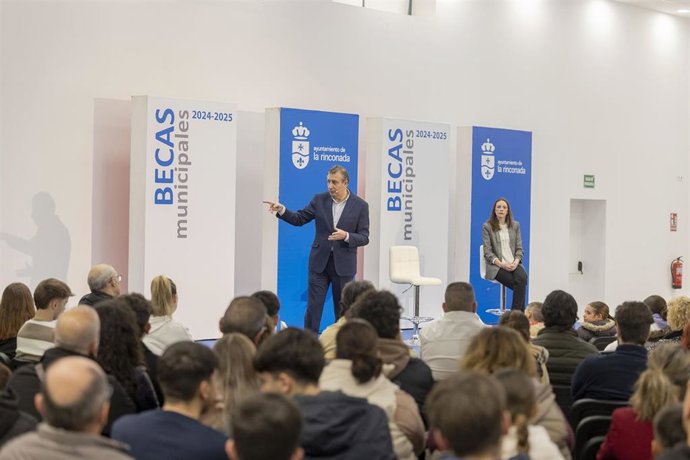 El alcalde de Sevilla, junto a la delegada de Juventud, en el acto de entrega de becas a 300 estudiantes para Bachillerato y Ciclos Formativos, celebrado en el centro Hacienda Santa Cruz.