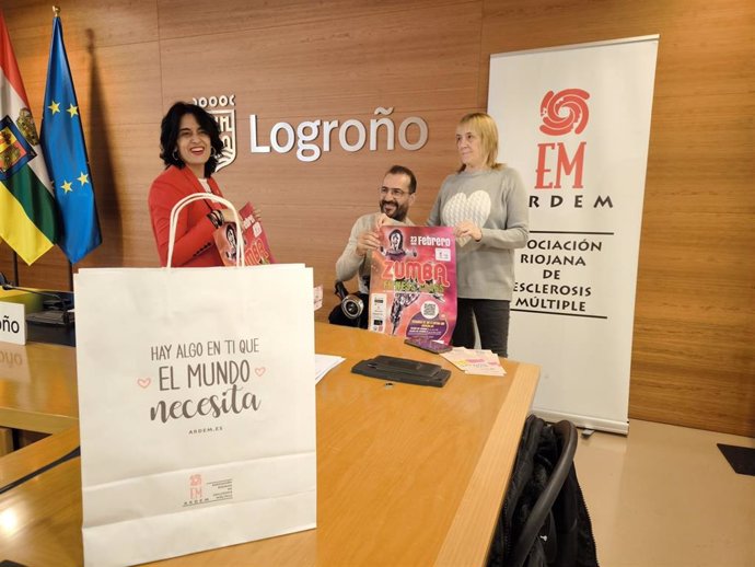 La concejala del área de Políticas de Familia, Sociales y Discapacidad, Patricia Sáinz, junto a la gerente de la Asociación de Esclerosis Múltiple de La Rioja (ARDEM), Arancha Lasanta, y un afectado por dicha enfermedad, Gustavo Luiz, presentan el evento