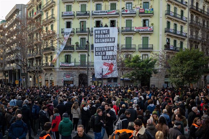 Concentración ante la casa Orsola de Barcelona.
