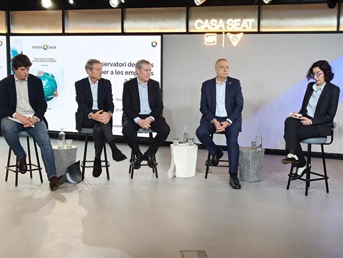 Hernández, Pérez, Rousaud y Navarro, durante la mesa redonda en la que han analizado los riesgos que afrontan las empresas españolas, este lunes en la Casa Seat de Barcelona