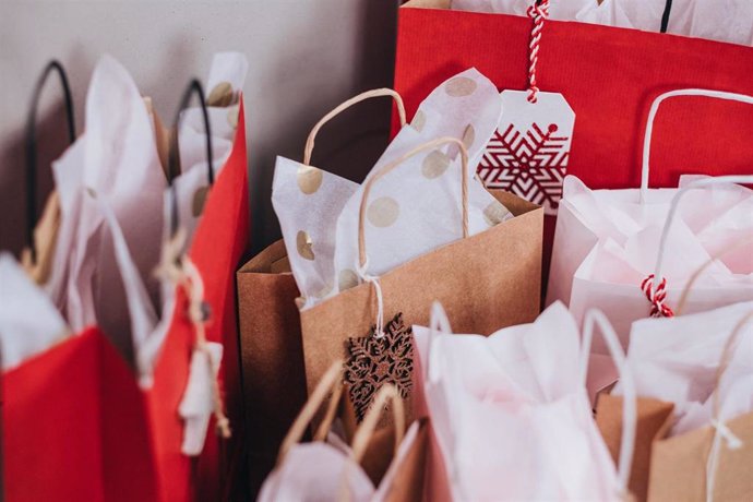 Archivo - Bolsas con compras.