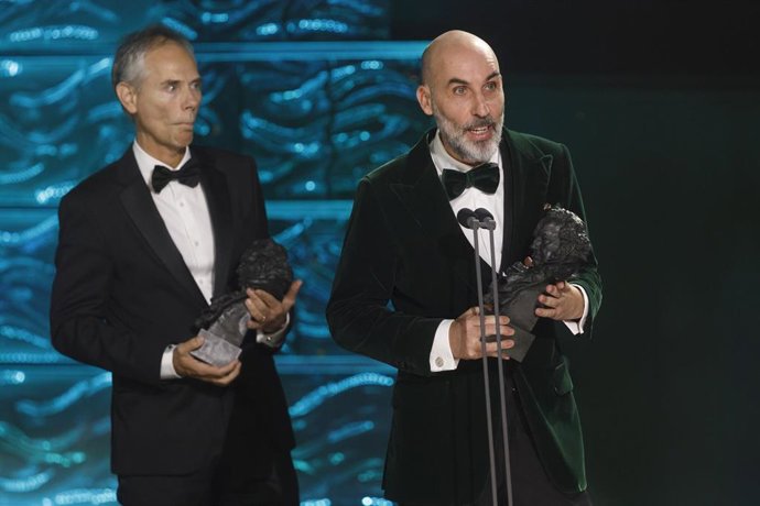 Edmon Roch (i) y David Baute (d) ganan el Goya a la mejor película de animación por "Mariposas negras'' durante la gala de entrega de la 39º edición de los Premios Goya, en el Palacio de Exposiciones y Congresos de Granada, a 8 de febrero de 2025, en Gran
