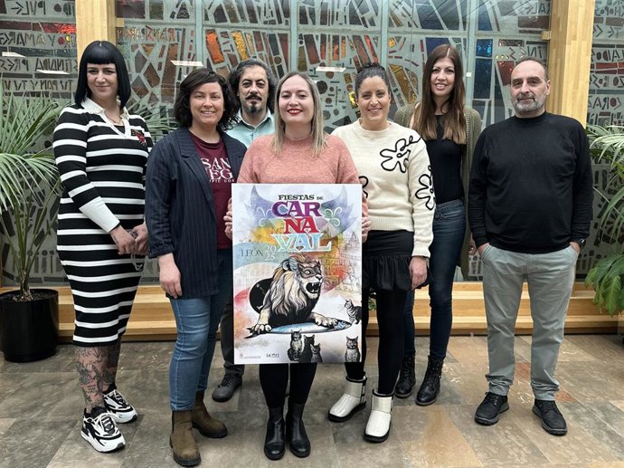 Miembros del jurado posan con el cartel elegido para anunciar el Carnaval 2025 en León.